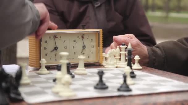 Rentner spielen im Herbst Schach im Park. Kiew, Ukraine - Filmmaterial, Video