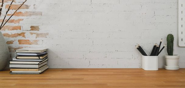 Обрезанный снимок удобной офисной комнаты с канцелярскими принадлежностями и копировальным пространством на фоне деревянного стола
 - Фото, изображение