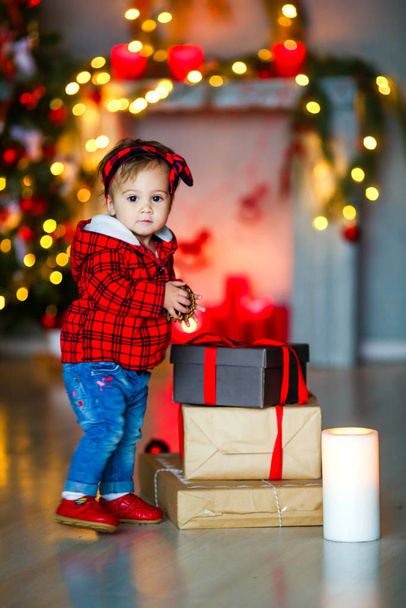wunderschönes Baby an Silvester inmitten leuchtender festlicher Lichter - Foto, Bild