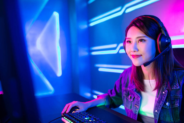 Young Asian cyber sport gamer - Valokuva, kuva