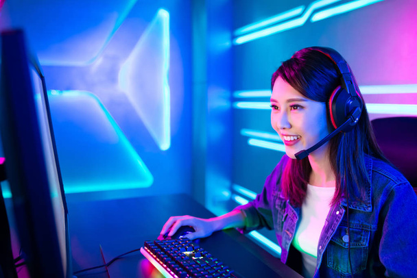 Young Asian cyber sport gamer - Фото, зображення