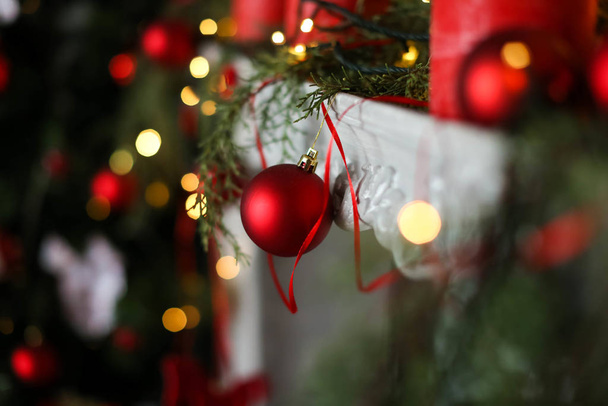 Різдвяні прикраси крупним планом. Гілки дерев і свічки
 - Фото, зображення