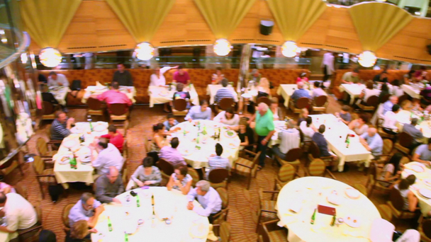 Muchas personas se sientan en las mesas en el restaurante en el barco durante el crucero
 - Imágenes, Vídeo