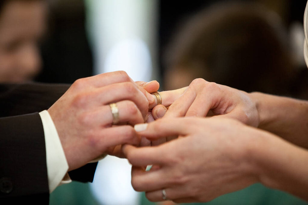 Menyasszony és vőlegény cseréje az esküvői gyűrűk - Fotó, kép