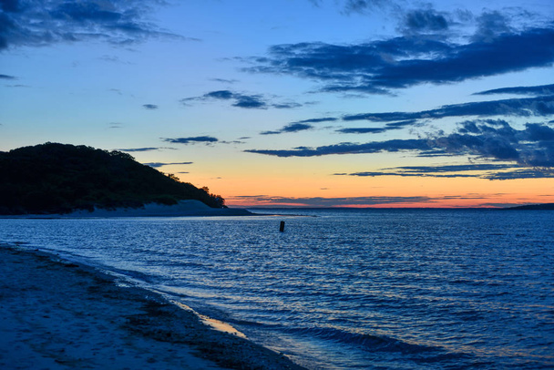 Zonsondergang langs het strand bij Towd Point in Southampton, Long Island, New York. - Foto, afbeelding
