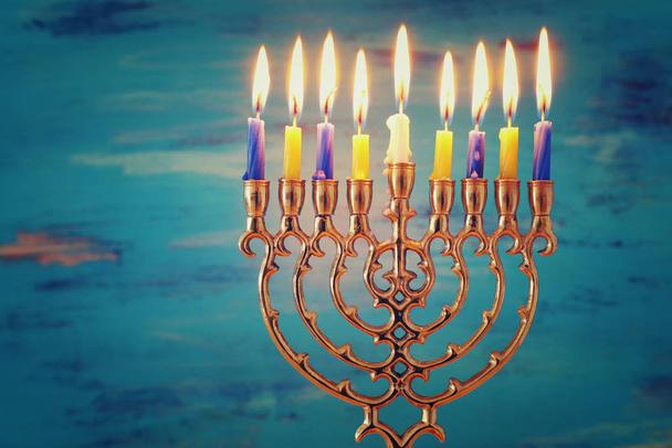 Религиозный образ еврейского праздника Ханука фон с менорой (традиционные канделябры) и свечами - Фото, изображение