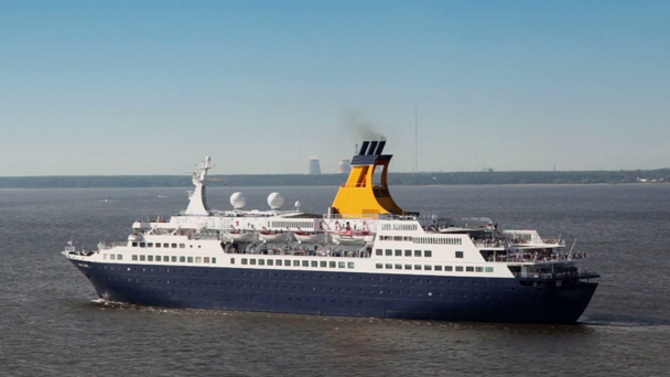 Huge passengers liner float away from port near coastline - Footage, Video
