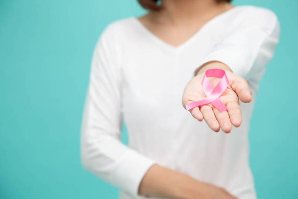 junge asiatische Frau hält Brustkrebs rosa Schleife über isoliert - Foto, Bild