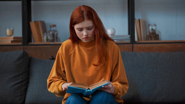 Kitap okuyan özenli kızıl saçlı genç kız - Video, Çekim