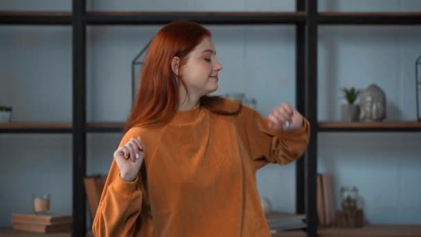 cheerful teenage girl dancing and singing at home - Záběry, video