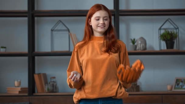 szczęśliwy nastolatek dziewczyna w bejsbol rękawica gra z piłka - Materiał filmowy, wideo