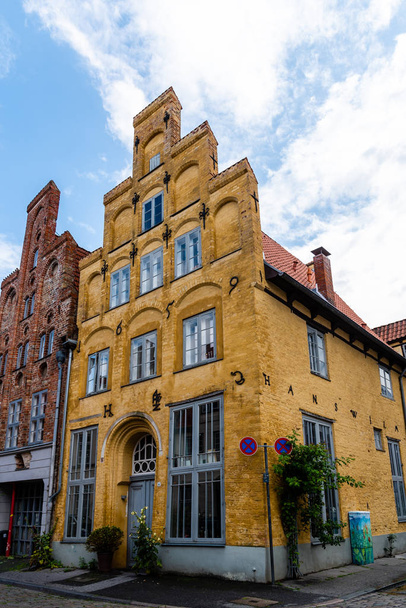 Kleurrijke oude gevelhuizen in historisch centrum van Lubeck, Duitsland - Foto, afbeelding