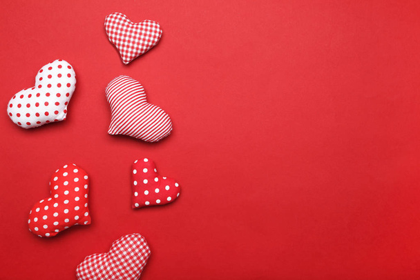 Valentine srdce na červeném pozadí - Fotografie, Obrázek