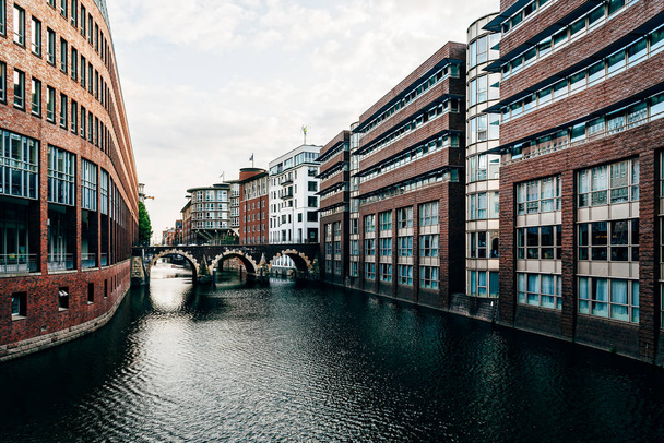 Paisaje urbano de Hamburgo en el canal Bleichenfleet al atardecer
 - Foto, imagen