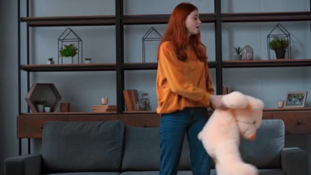 χαρούμενο έφηβο κορίτσι χορεύει με μεγάλο αρκουδάκι - Πλάνα, βίντεο