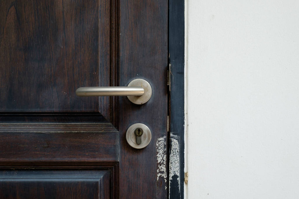 Manopola porta moderna con serratura arrugginita sotto
 - Foto, immagini