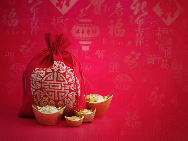 Kırmızı ipeksi para çantası mı yoksa içinde antik Çin altınları olan şanslı çanta mı? - Fotoğraf, Görsel