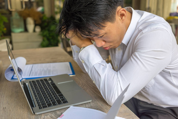 Азиатский офисный человек в белой рубашке думает о работе
 - Фото, изображение