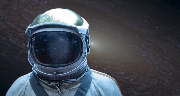 Uzay boşluğundaki yıldızların önünde bir astronot. Boşluğun Fethi  - Fotoğraf, Görsel