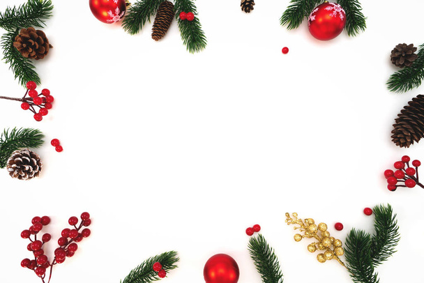 Composición navideña. Bola de Navidad, conos de pino, ramas de abeto sobre fondo blanco. Plano, vista superior, espacio para copiar - Foto, imagen