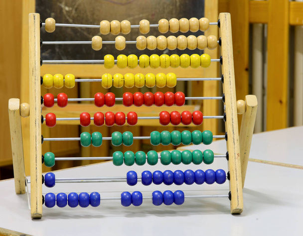 Abacus de madeira com muitas contas pequenas
 - Foto, Imagem