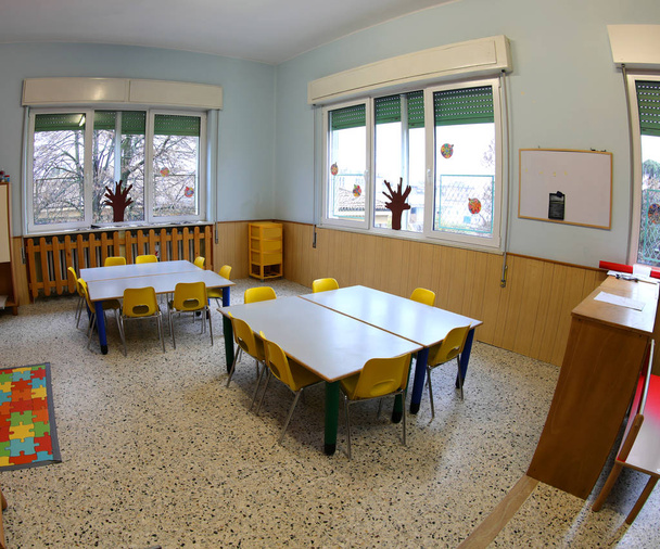 školní učebna bez dětí s barevnými židlemi a malými - Fotografie, Obrázek