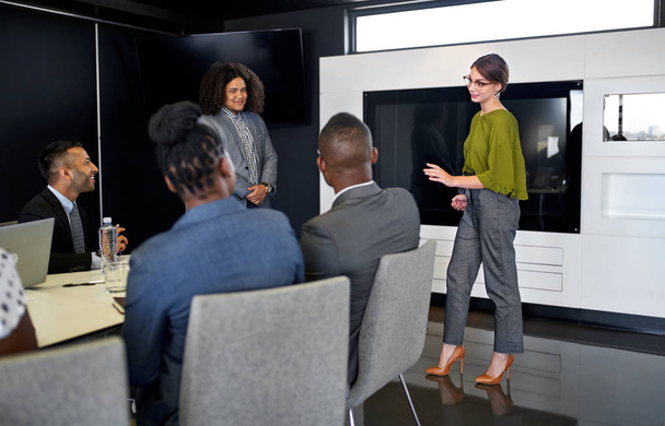 multiethnische Gruppe von Mitarbeitern diskutiert in modernem Besprechungsraum - Foto, Bild