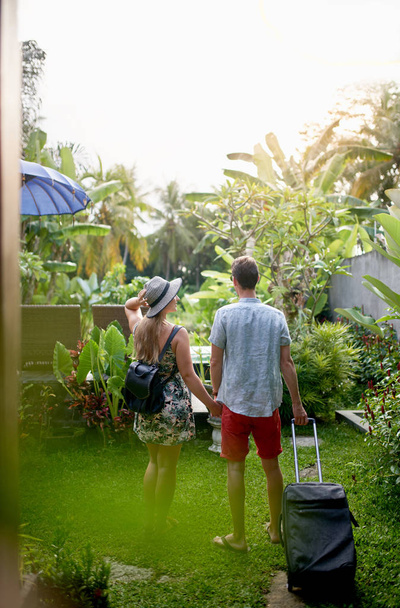 Millennial pareja hipster mirando exóticas plantas tropicales toge
 - Foto, Imagen