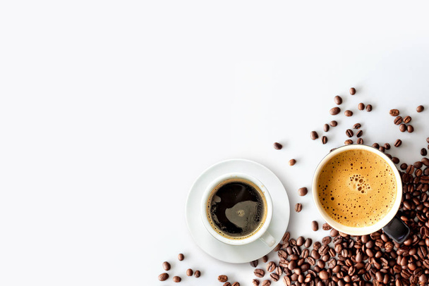 hete espresso en koffieboon op witte tafel met soft-focus en over licht op de achtergrond. bovenaanzicht - Foto, afbeelding