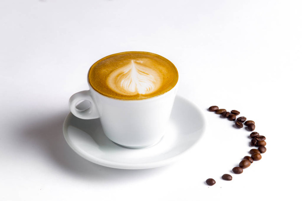 Café y granos de café sobre un fondo blanco. cappuccino co
 - Foto, Imagen