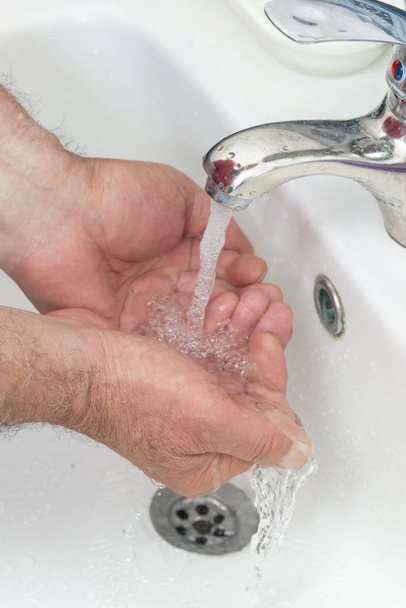yaşlı adam banyoda ellerini yıkıyor - Fotoğraf, Görsel