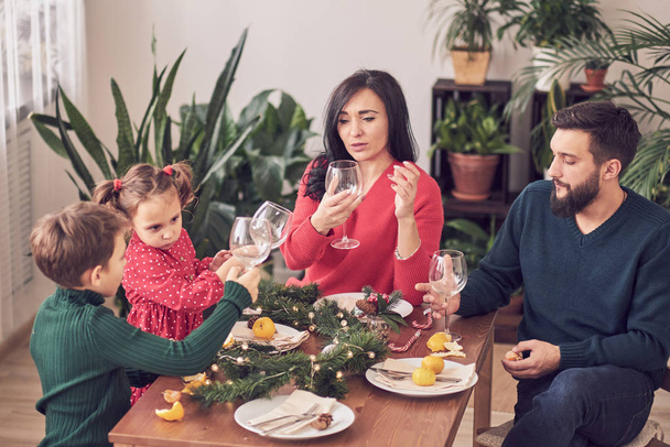 Rodzina Razem Boże Narodzenie koncepcja świętowania. Rodzina Cieszący się tłem świąteczny obiad - Zdjęcie, obraz