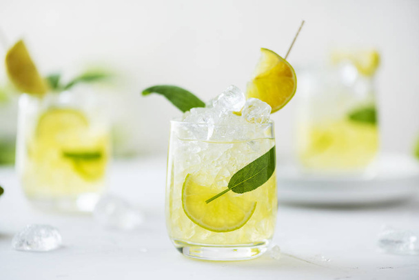 Summer cocktail with sage and lime - Foto, Bild