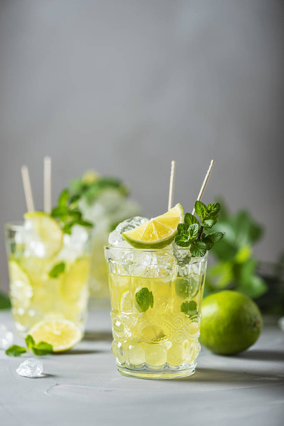 Cold tea with lime, mint and ice - Zdjęcie, obraz