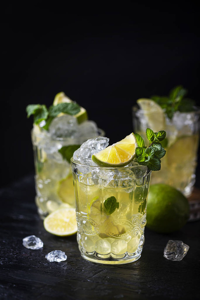 Cold tea with ice, mint and lime  - Φωτογραφία, εικόνα