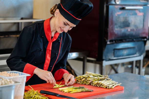 Chef-kok snijdt asperges - Foto, afbeelding