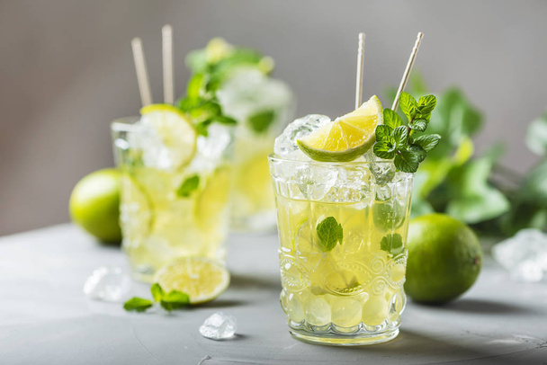 Cold tea with lime, mint and ice - Foto, afbeelding