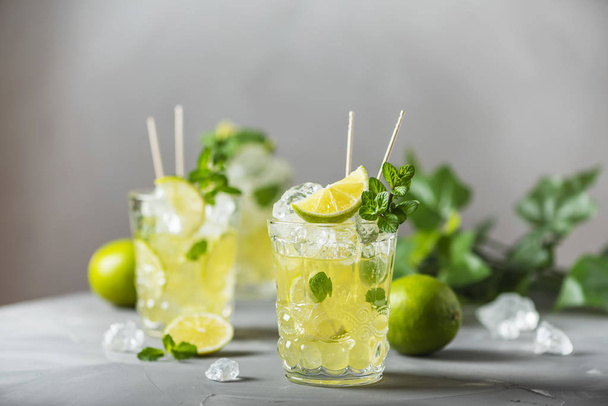 Cold tea with lime, mint and ice - Foto, Bild