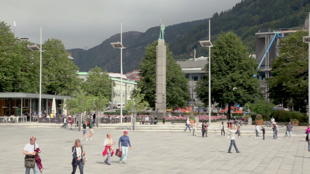 Lidé chodí na Festplassen náměstí s pomníkem v městě Bergen - Záběry, video
