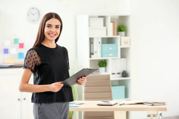 Beautiful young businesswoman in office - Foto, Imagem