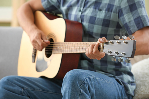 schöner Mann spielt zu Hause Gitarre - Foto, Bild