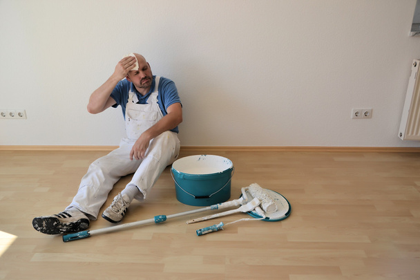 ein Maler nach der Arbeit auf der Baustelle - Foto, Bild