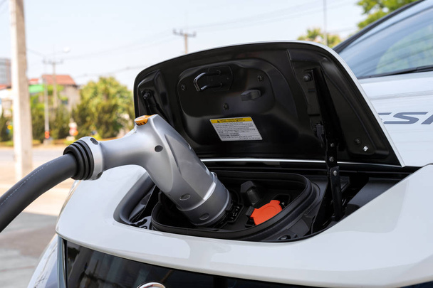 closeup töltő akkumulátor elektromos autó lágy fókuszú és több mint fény a háttérben - Fotó, kép