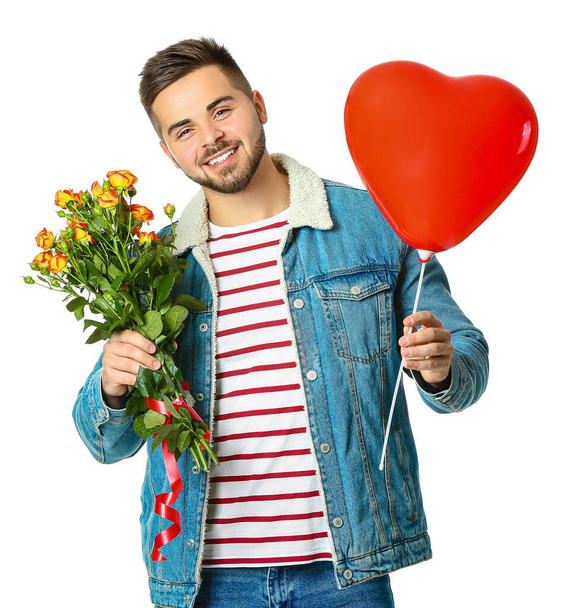 Hombre guapo con globo en forma de corazón y flores sobre fondo blanco. Celebración de San Valentín
 - Foto, Imagen