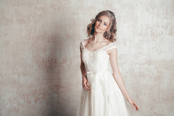 красивая невеста позирует свадебная прическа и платье винтажное
 - Фото, изображение