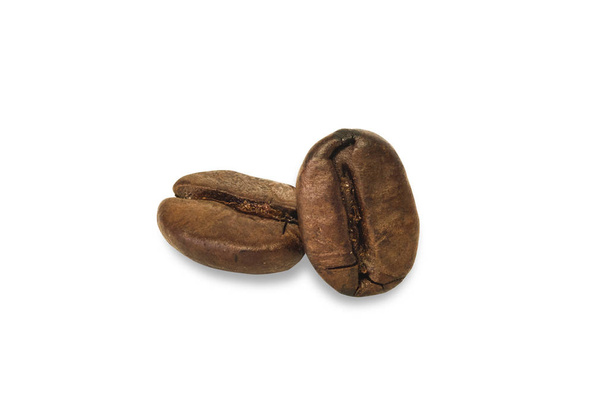 Detailní záběr pražených kávových zrn izolovaných na bílém pozadí. s oříznutou cestou - Fotografie, Obrázek
