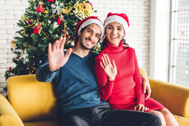 Porträt eines glücklichen süßen Paares mit Weihnachtsmannhüten, das Spaß beim Lächeln hat  - Foto, Bild