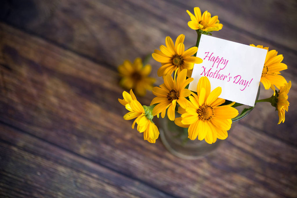 ahşap bir masa üzerinde güzel çiçekli papatyalar buket - Fotoğraf, Görsel
