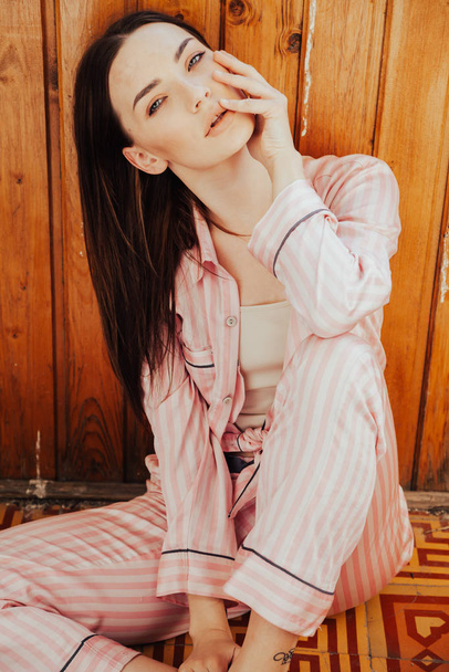 rózsaszín pizsama, a hálószobában, a gyönyörű nő - Fotó, kép