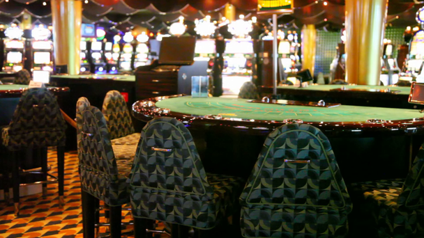 Tabla de tarjetas de casino vacío y máquinas tragamonedas detrás
 - Metraje, vídeo